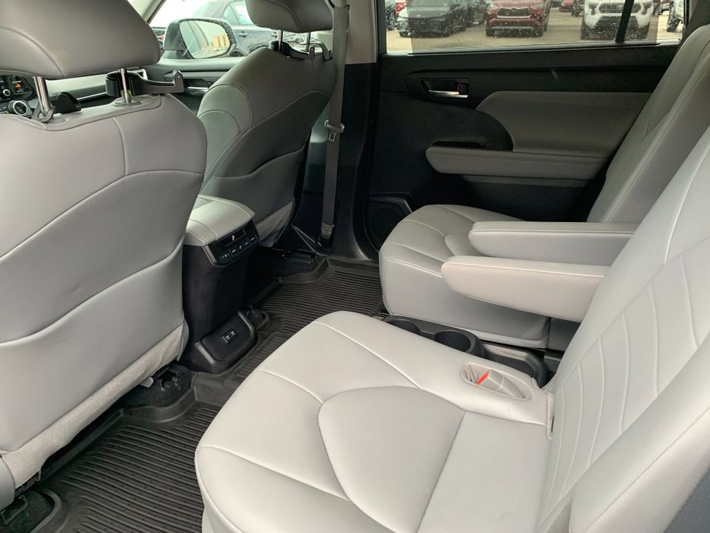 Used 2021 Toyota Highlander XLE AWD/4WD image 14