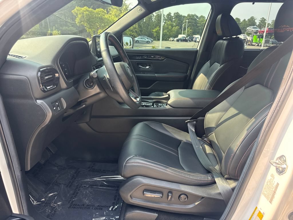 Used 2025 Honda Pilot TrailSport image 12