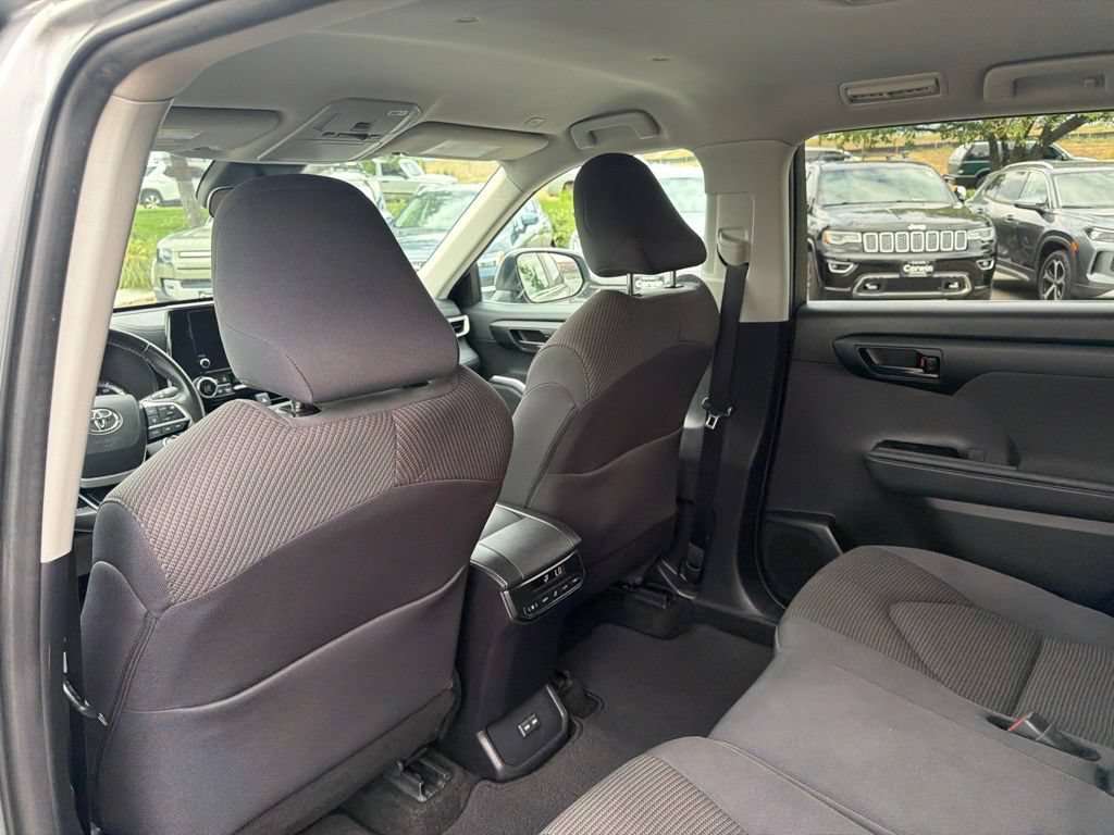 Used 2024 Toyota Highlander LE AWD/4WD image 19