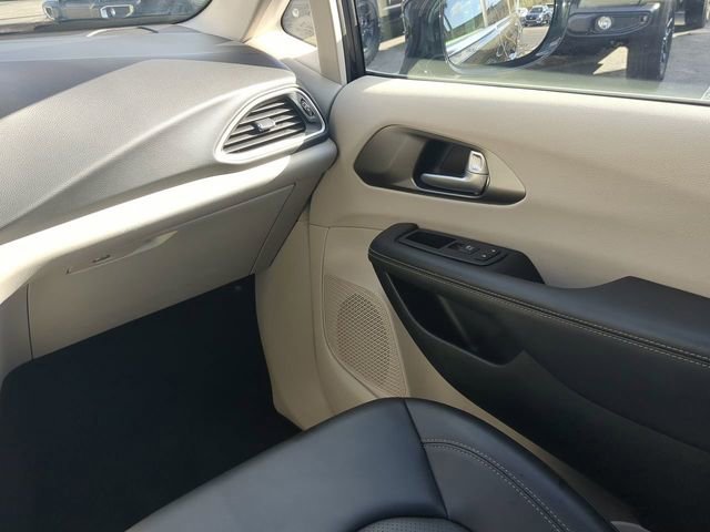 Used 2024 Chrysler Pacifica Touring-L image 21