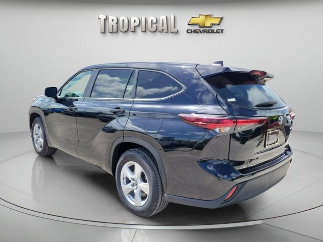 Used 2024 Toyota Highlander LE FWD image 2