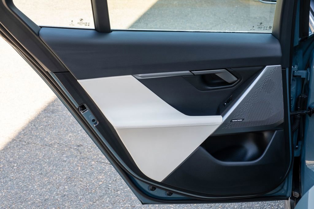 Used 2025 BMW 530i xDrive w/ Premium Package image 27