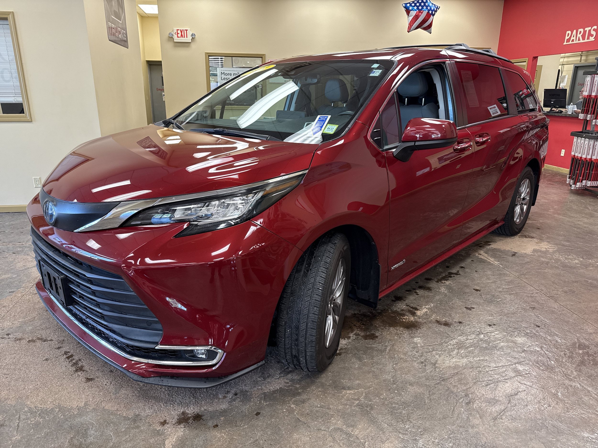 Used 2021 Toyota Sienna XLE w/ XLE Plus Package FWD image 3