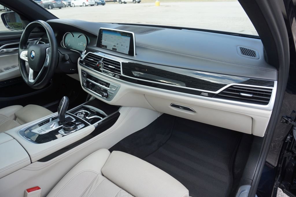 Used 2019 BMW 750i w/ Executive Package image 33