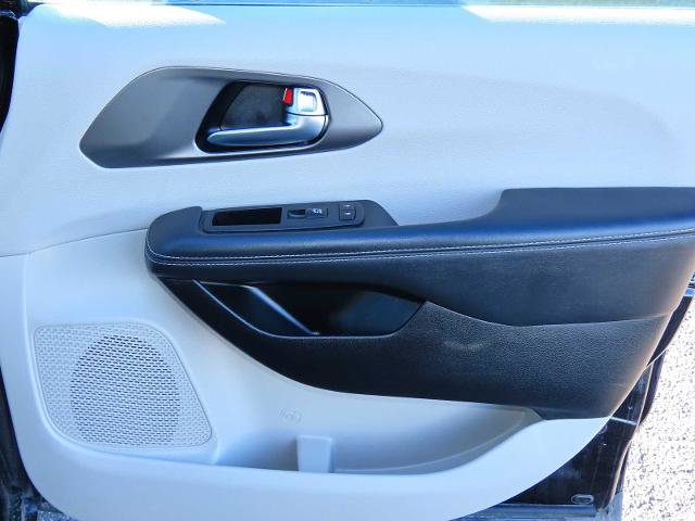 Used 2024 Chrysler Pacifica Select image 22