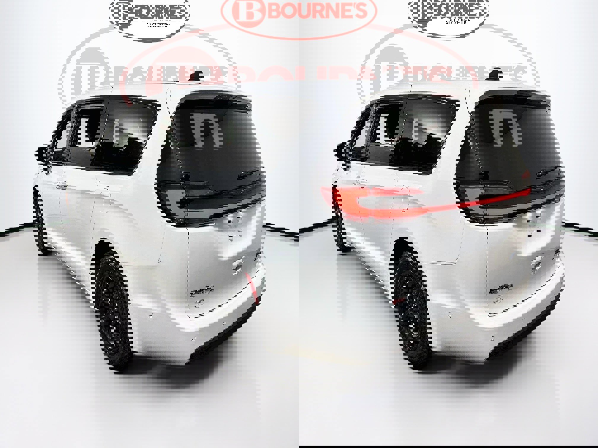 Used 2023 Chrysler Pacifica Limited w/ Uconnect Theater Family Group FWD image 8