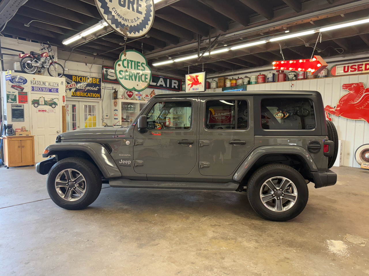 Used 2020 Jeep Wrangler Unlimited Sahara image 2