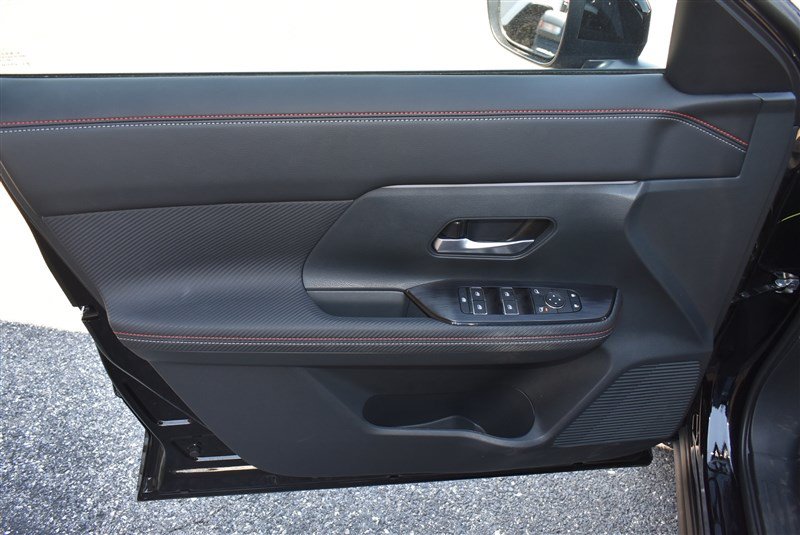 Used 2025 Nissan Kicks SR AWD/4WD image 11