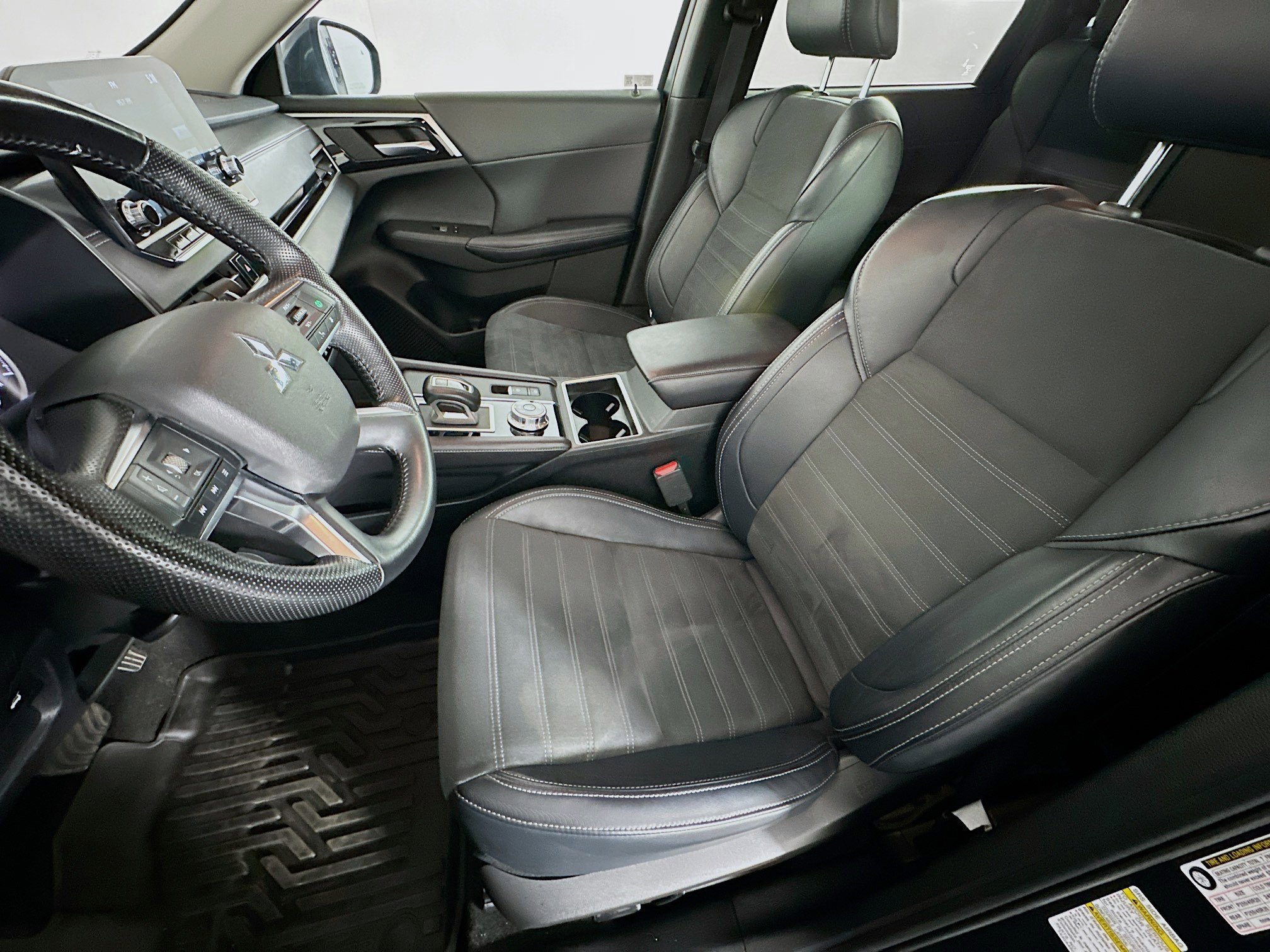 Used 2024 Mitsubishi Outlander SE image 13