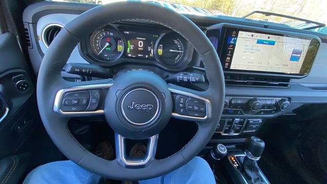 Used 2025 Jeep Wrangler Unlimited Sahara AWD/4WD image 19