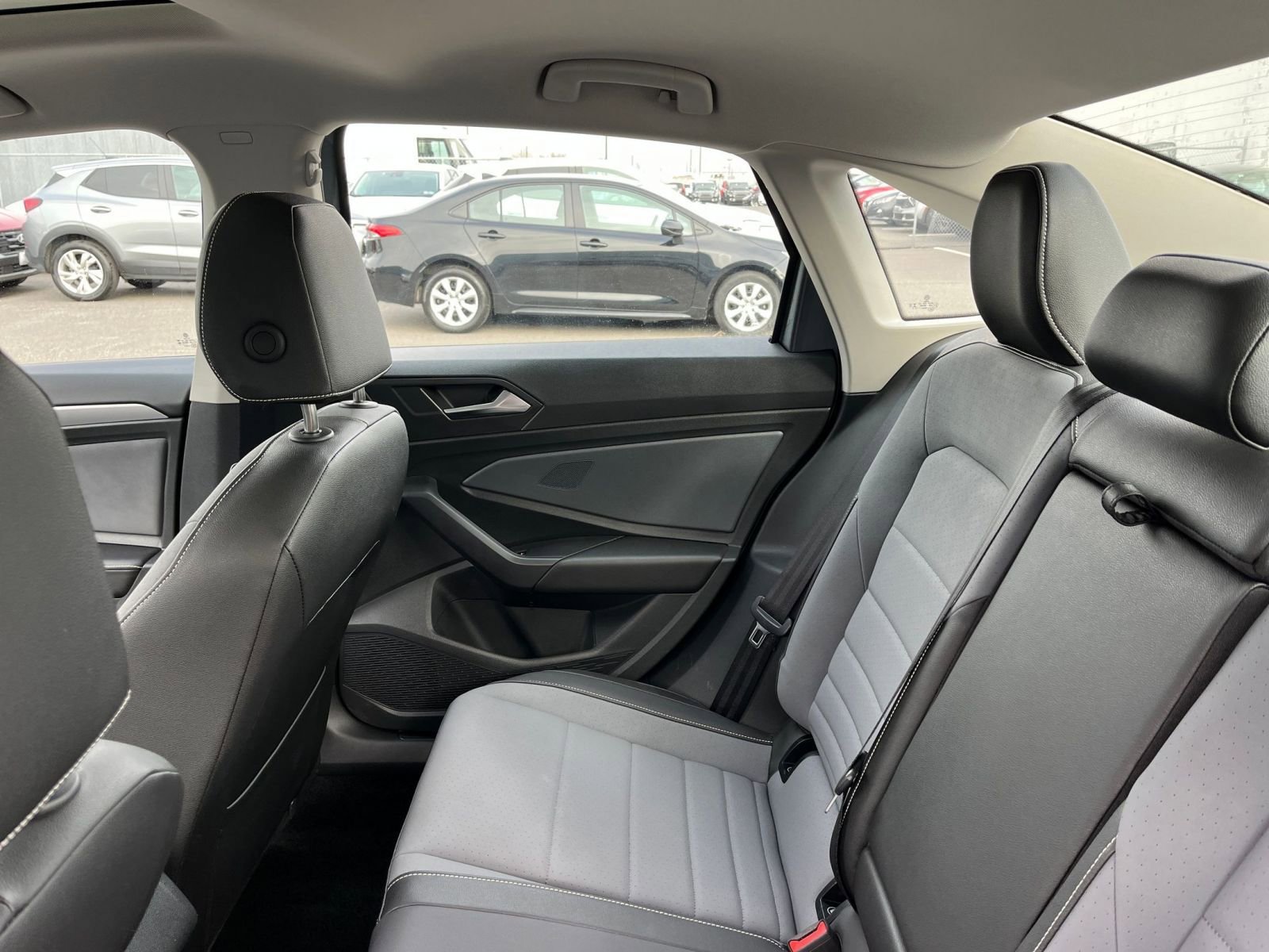 Used 2025 Volkswagen Jetta SE image 38