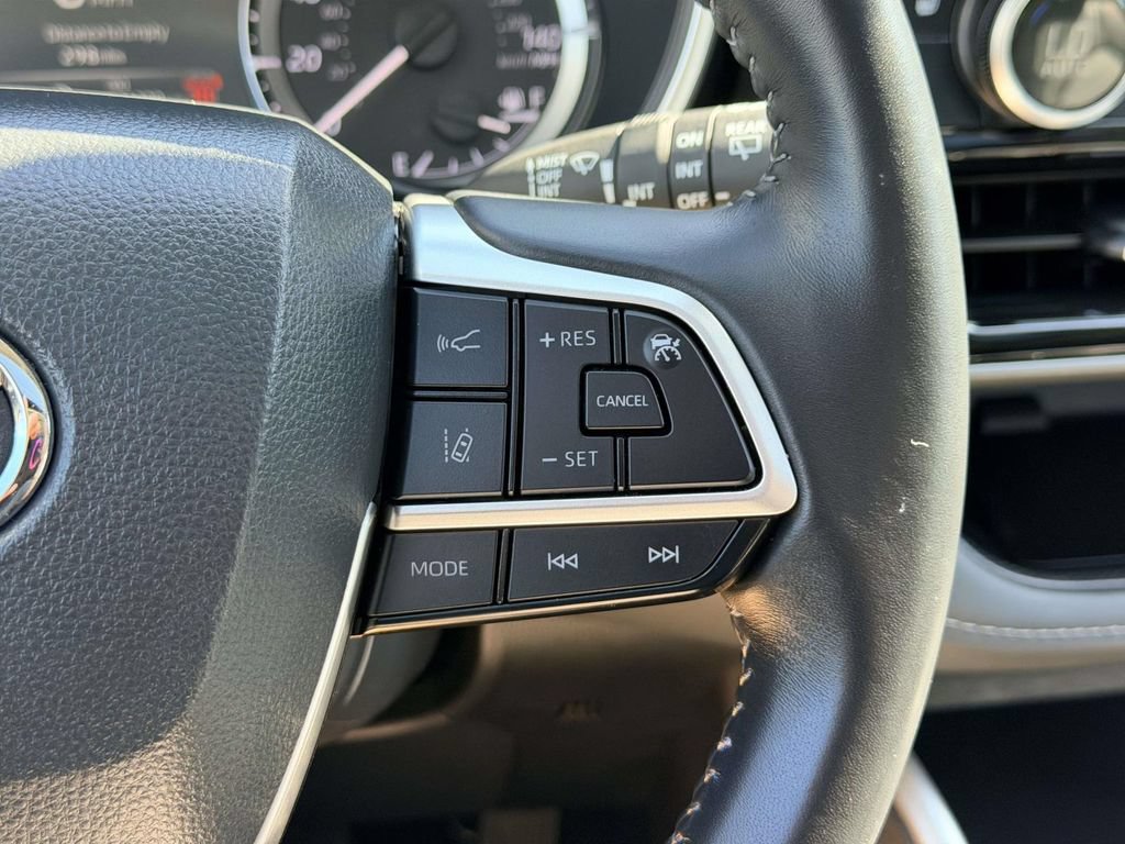 Used 2025 Toyota Highlander XLE AWD/4WD image 7