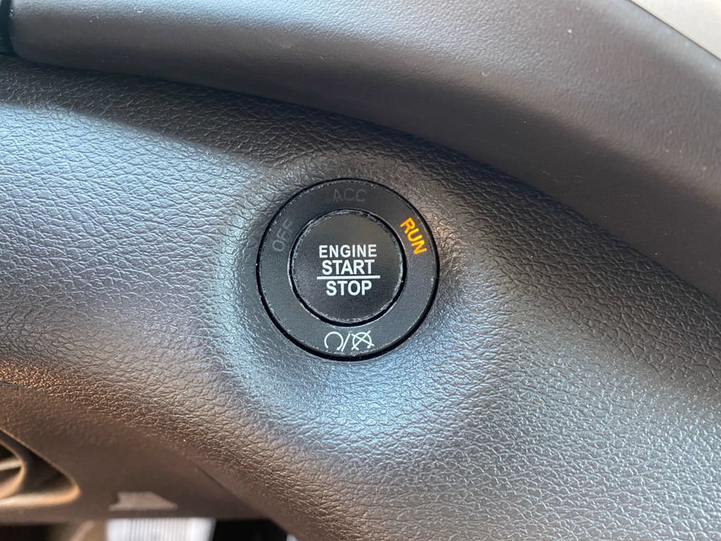 Used 2017 Jeep Cherokee Overland AWD/4WD image 27