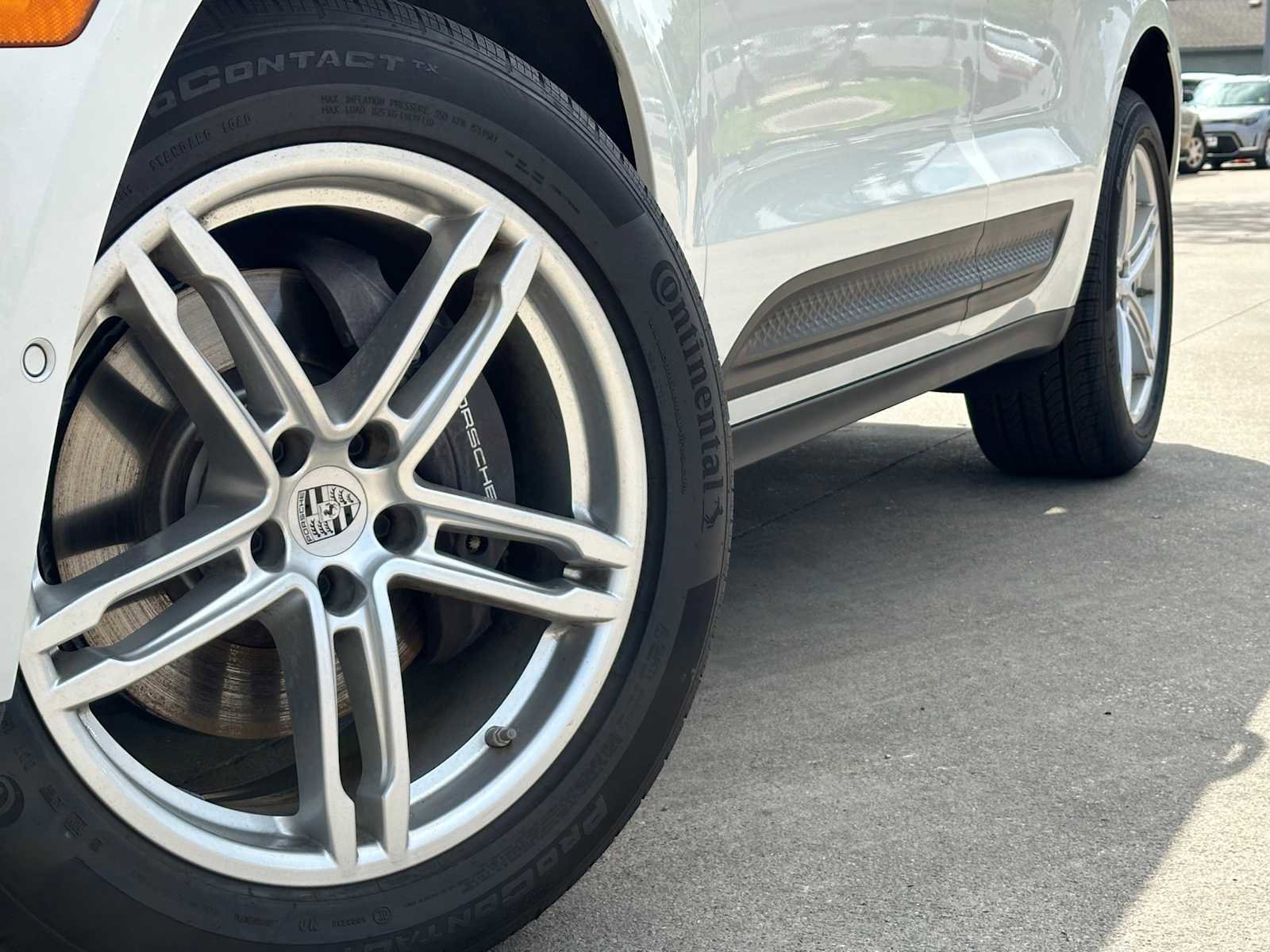 Used 2024 Porsche Macan w/ Premium Plus Package image 2