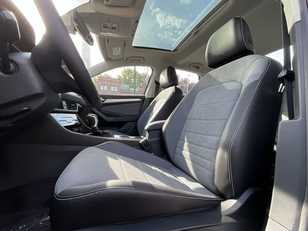 New 2025 Volkswagen Jetta SE image 9