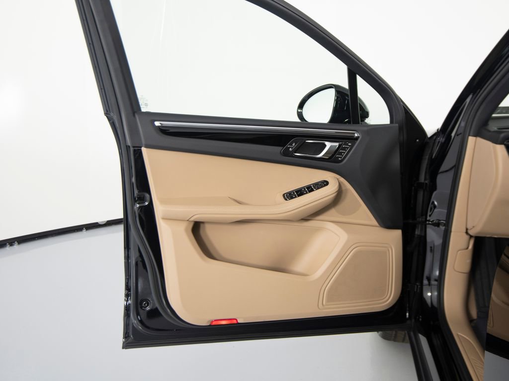 Certified 2025 Porsche Macan image 18