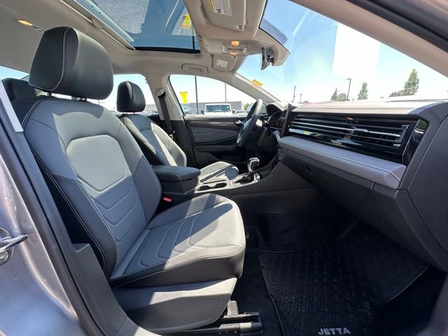 Used 2025 Volkswagen Jetta SEL FWD image 30