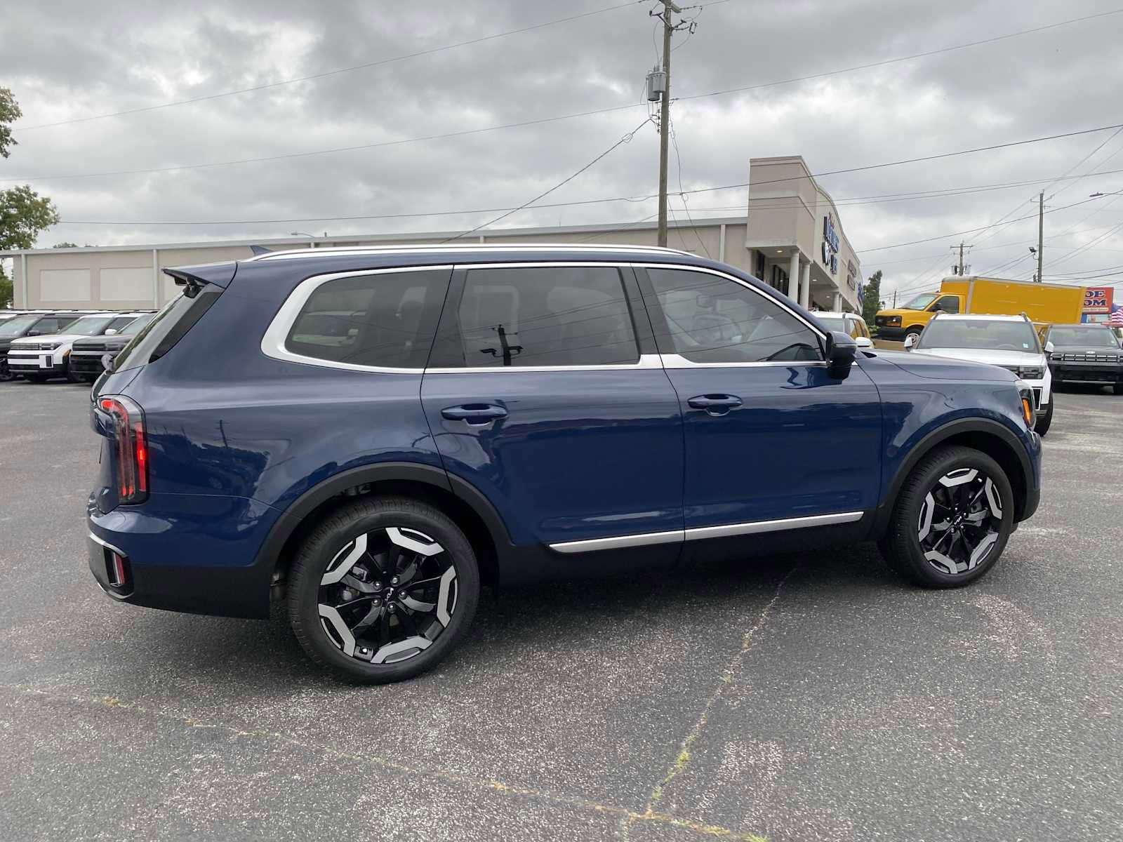 Used 2025 Kia Telluride EX w/ EX Captain's Chair Package FWD image 4