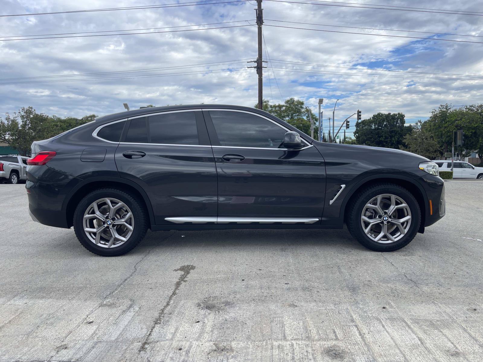 Used 2022 BMW X4 xDrive30i AWD/4WD image 2