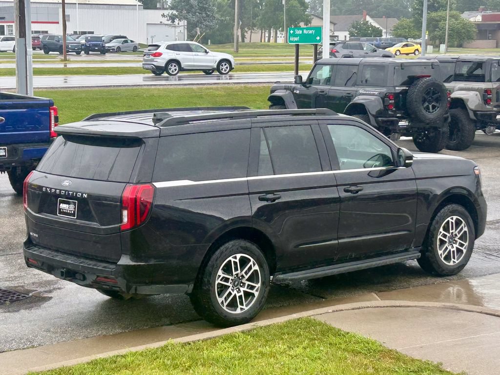 Used 2025 Ford Expedition Active AWD/4WD image 6