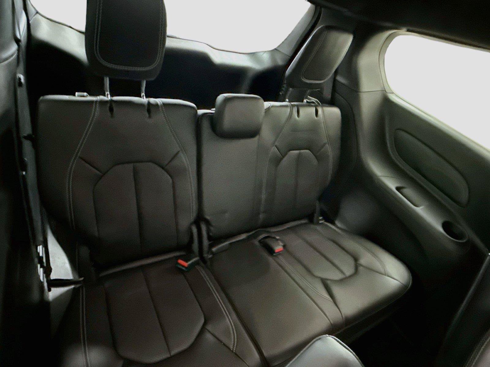 Used 2025 Chrysler Pacifica Select FWD image 19