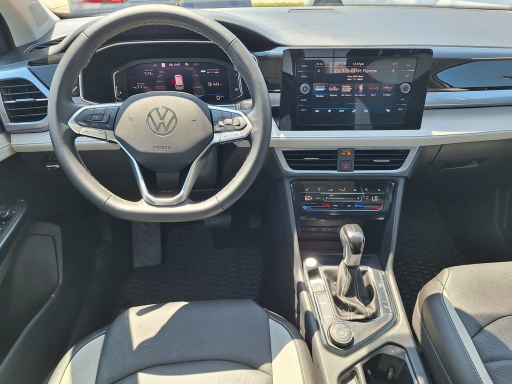 Used 2025 Volkswagen Taos SEL AWD/4WD image 9