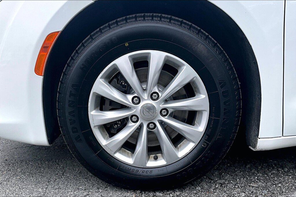 Used 2017 Chrysler Pacifica Touring-L FWD image 16