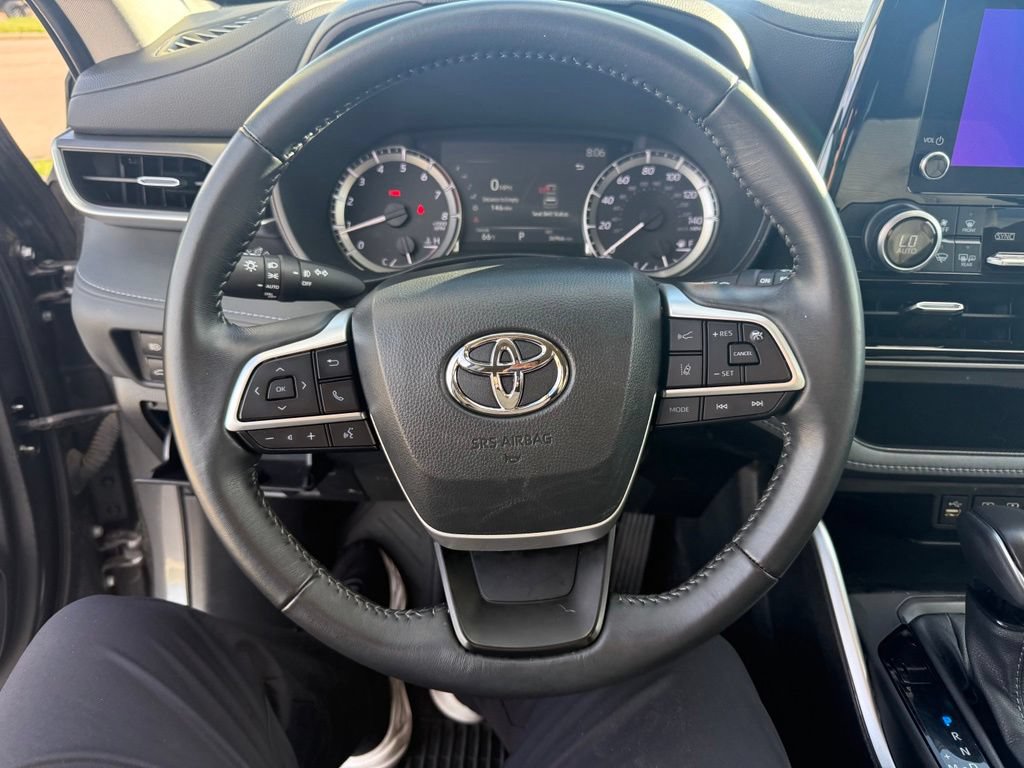 Used 2023 Toyota Highlander LE AWD/4WD image 17
