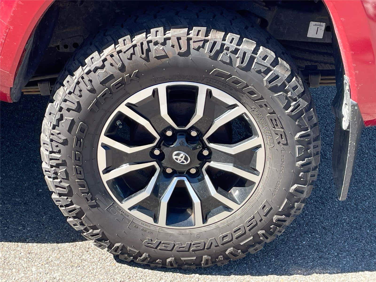 Used 2020 Toyota Tacoma TRD Sport w/ TRD Premium Sport Package AWD/4WD image 11