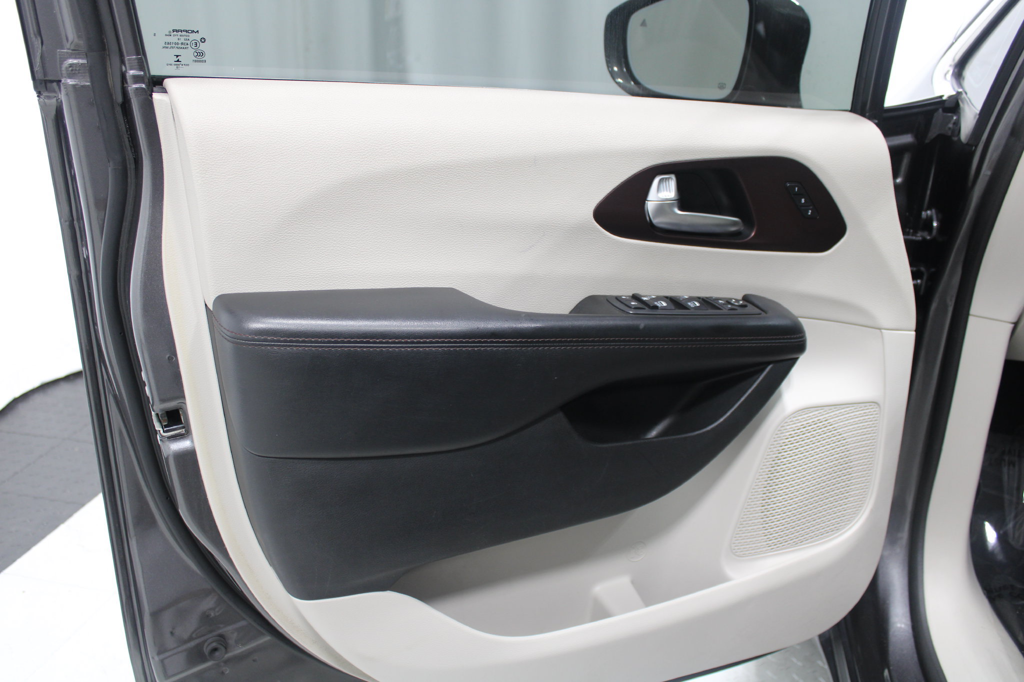 Used 2019 Chrysler Pacifica Limited FWD image 11