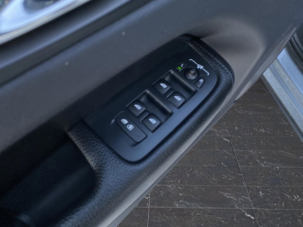 Used 2019 Volvo XC60 T5 Momentum w/ Premium Package image 38