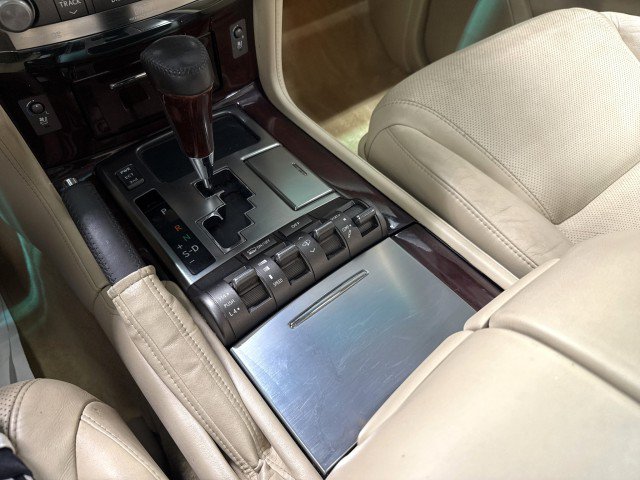 Used 2011 Lexus LX 570 4WD w/ Luxury Pkg image 28