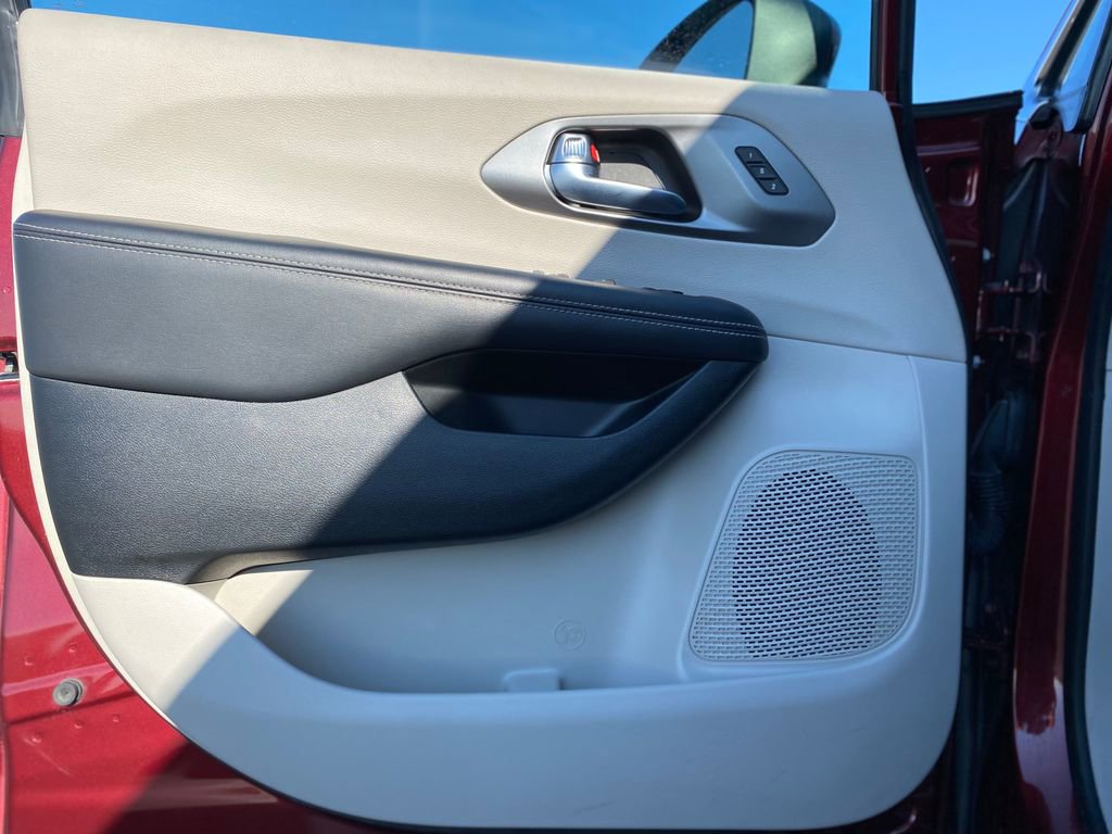 Used 2023 Chrysler Pacifica Touring-L image 19