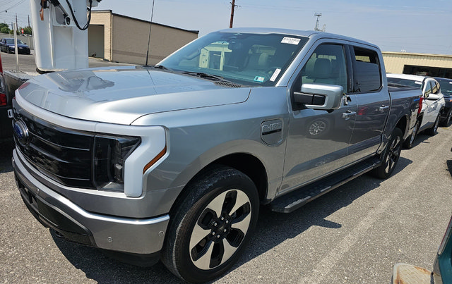 Used 2023 Ford F150 Lightning Platinum AWD/4WD image 10