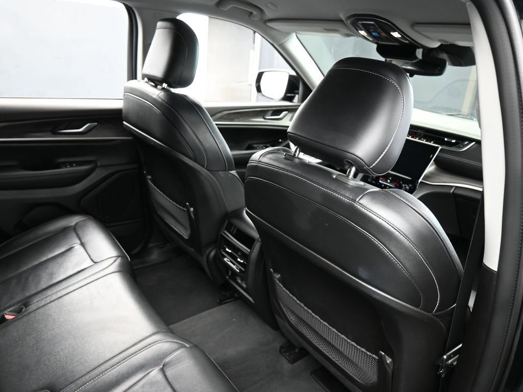 Used 2023 Jeep Grand Cherokee Limited w/ Black Appearance Package image 45