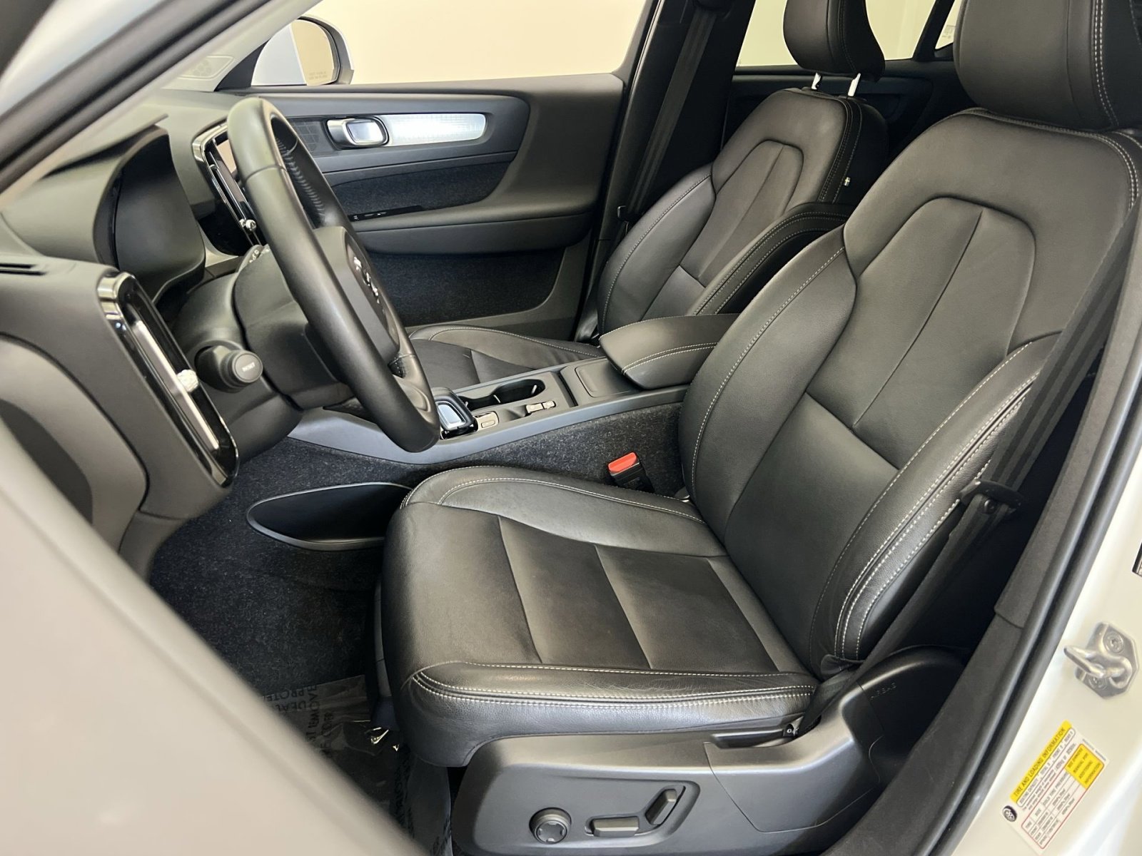 Used 2021 Volvo XC40 T5 Momentum w/ Premium Package image 11