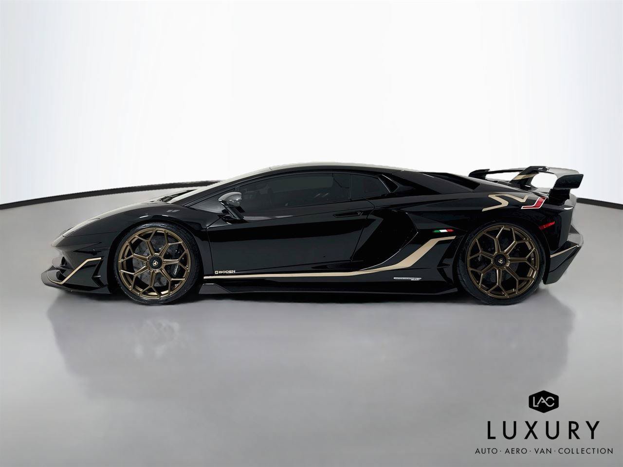 Used 2020 Lamborghini Aventador SVJ AWD/4WD image 9