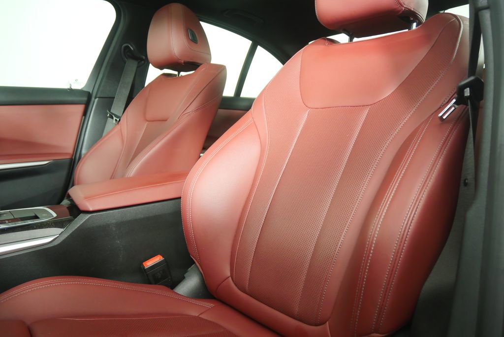 Used 2022 BMW 330e w/ M Sport Package RWD image 9