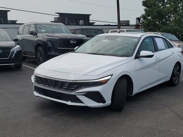 Used 2025 Hyundai Elantra Limited FWD image 2