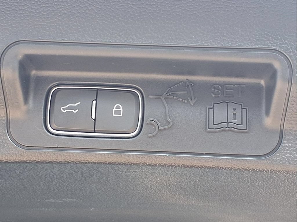 Used 2023 Ford Explorer Platinum w/ Technology Package AWD/4WD image 15