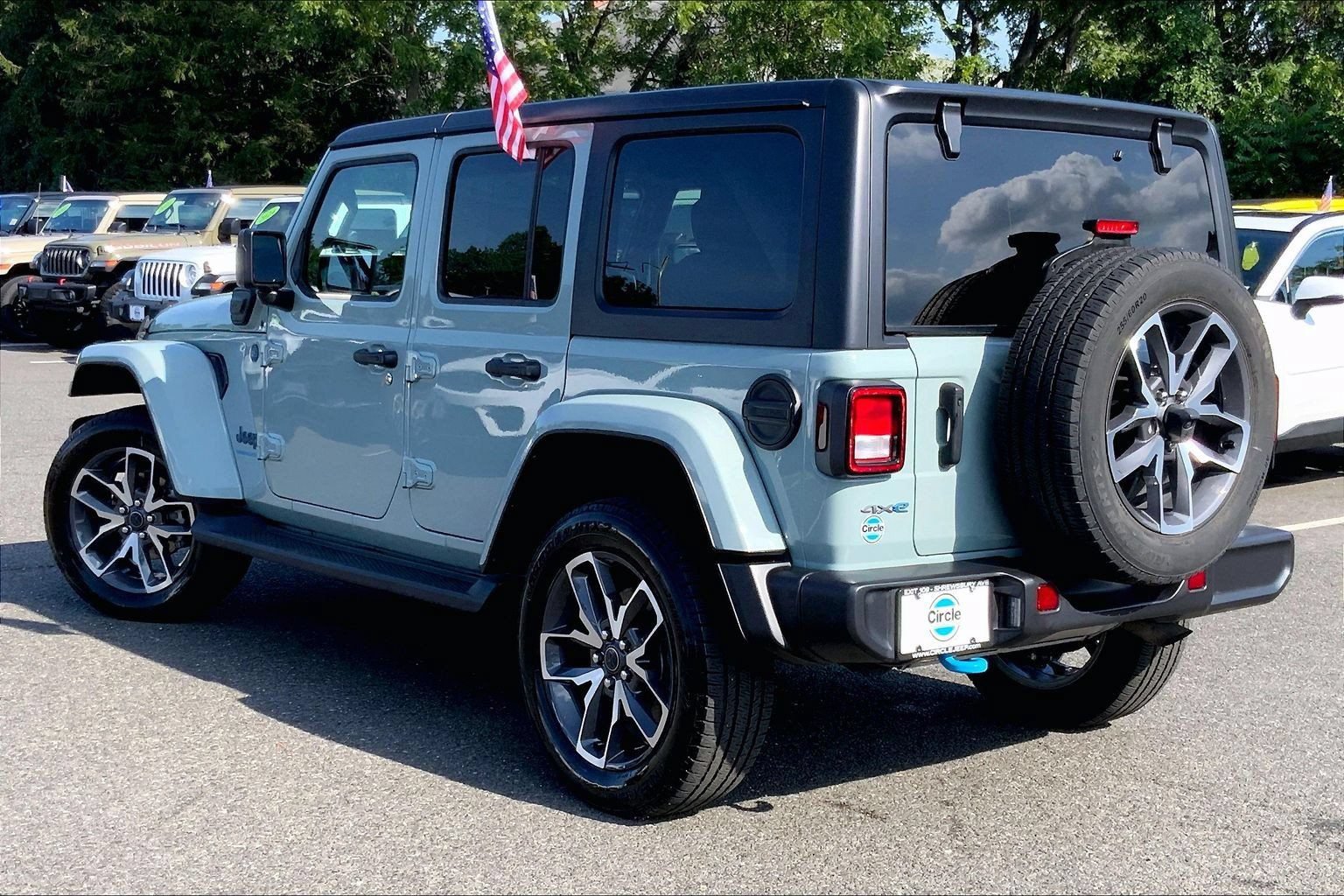 Used 2024 Jeep Wrangler Unlimited w/ Convenience Group AWD/4WD image 11