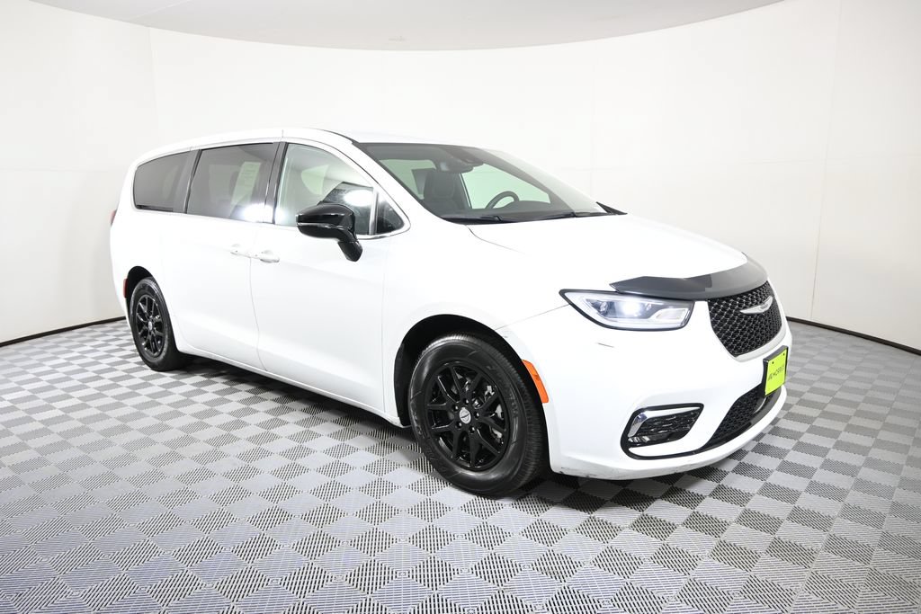 Used 2024 Chrysler Pacifica Touring FWD image 9