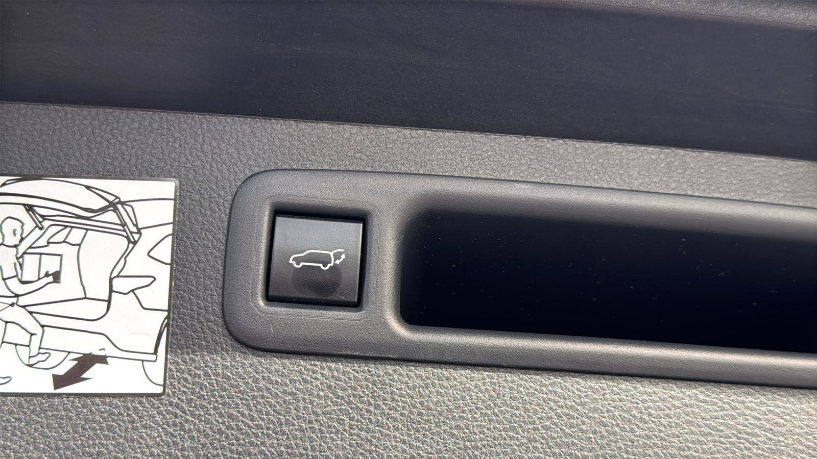 Used 2024 Toyota Highlander Limited image 32