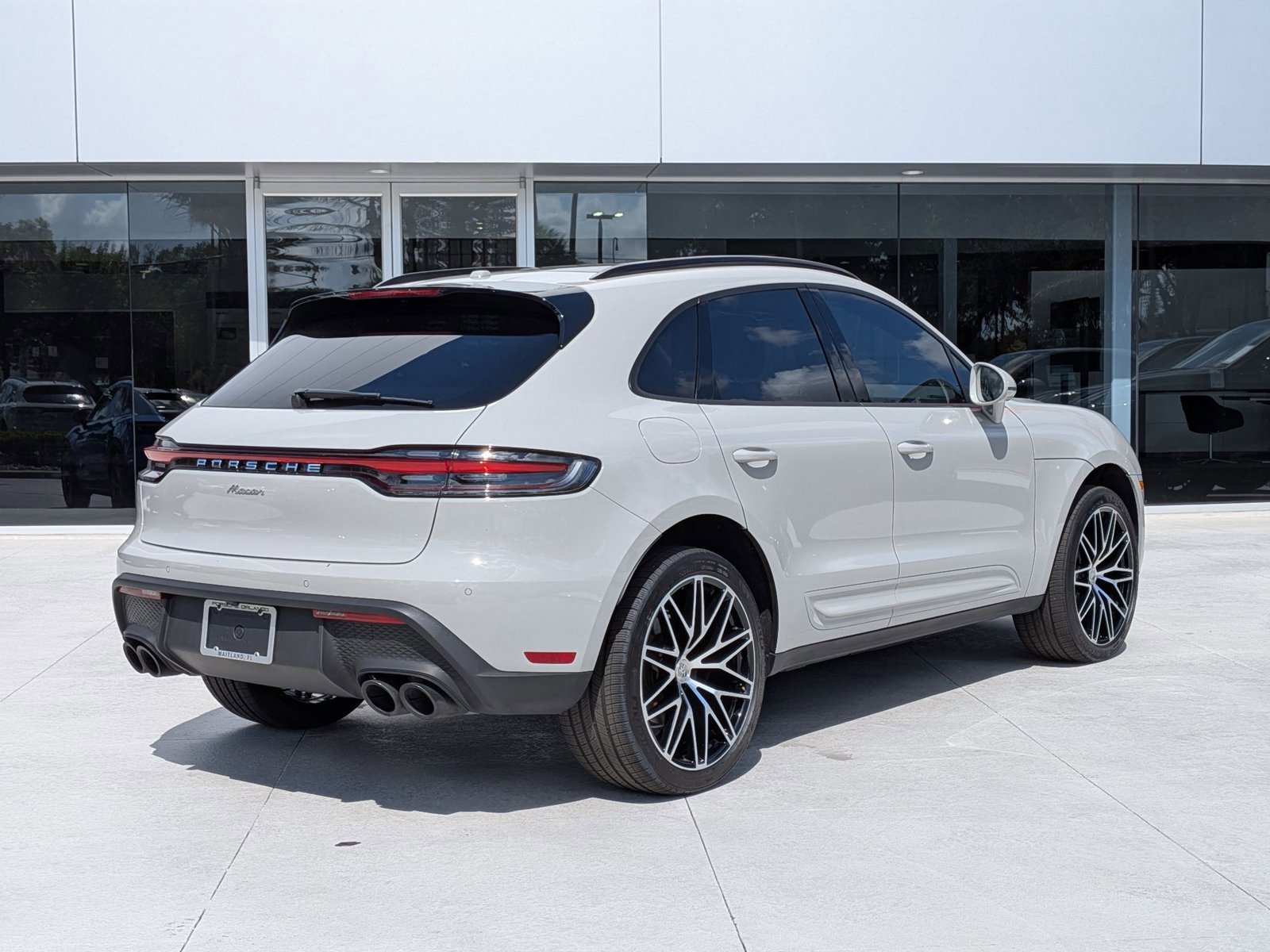 Certified 2025 Porsche Macan AWD/4WD image 9