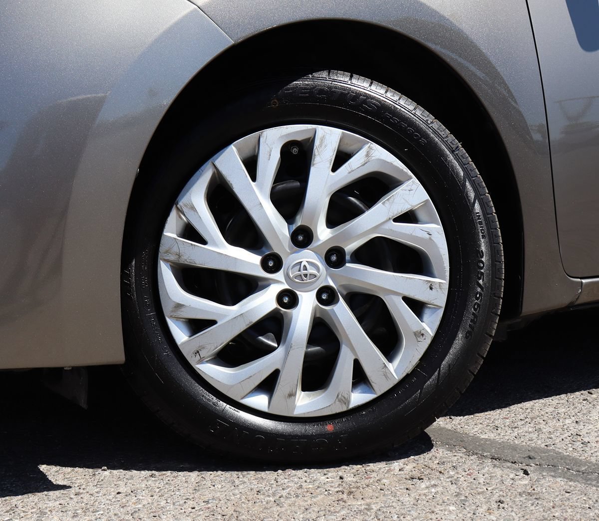 Used 2018 Toyota Corolla LE w/ Carpet Mat Package (TMS) FWD image 5