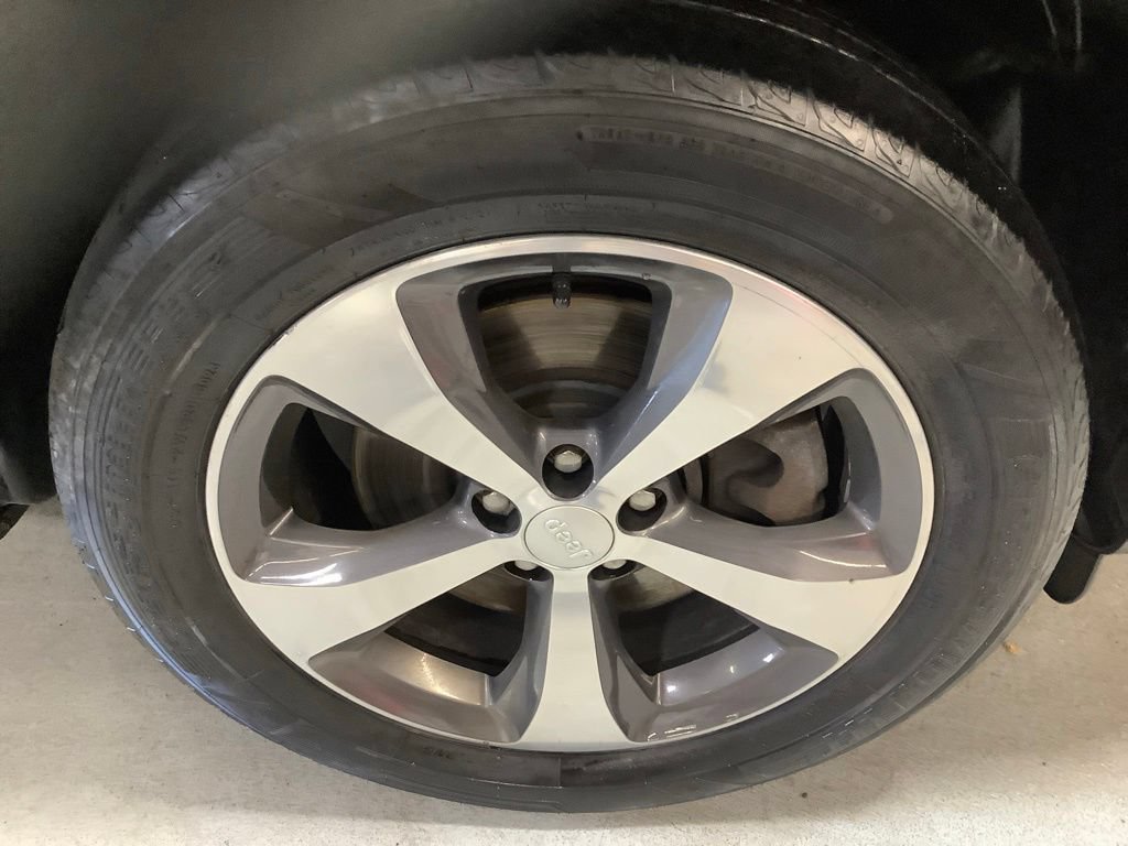 Certified 2019 Jeep Cherokee Limited AWD/4WD image 12
