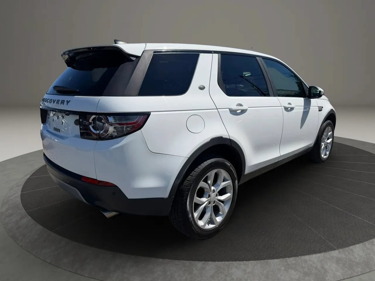 Used 2018 Land Rover Discovery Sport HSE AWD/4WD image 5