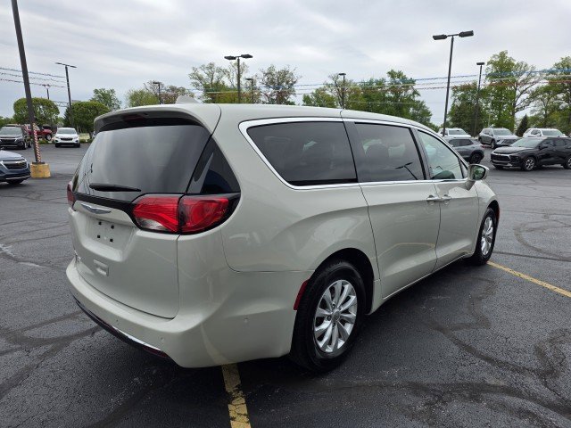 Used 2020 Chrysler Pacifica Touring w/ Advanced Safetytec Group FWD image 12