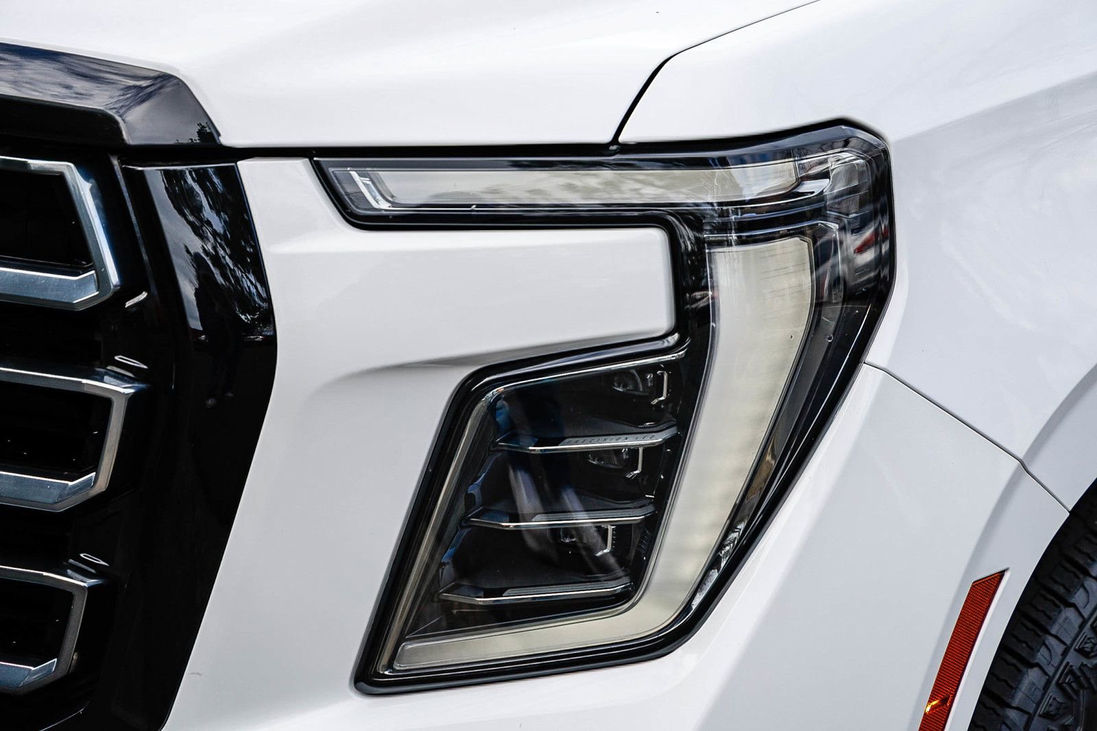 Used 2025 GMC Yukon XL AT4 image 7