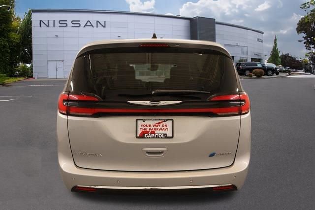 Used 2023 Chrysler Pacifica Touring-L FWD image 3